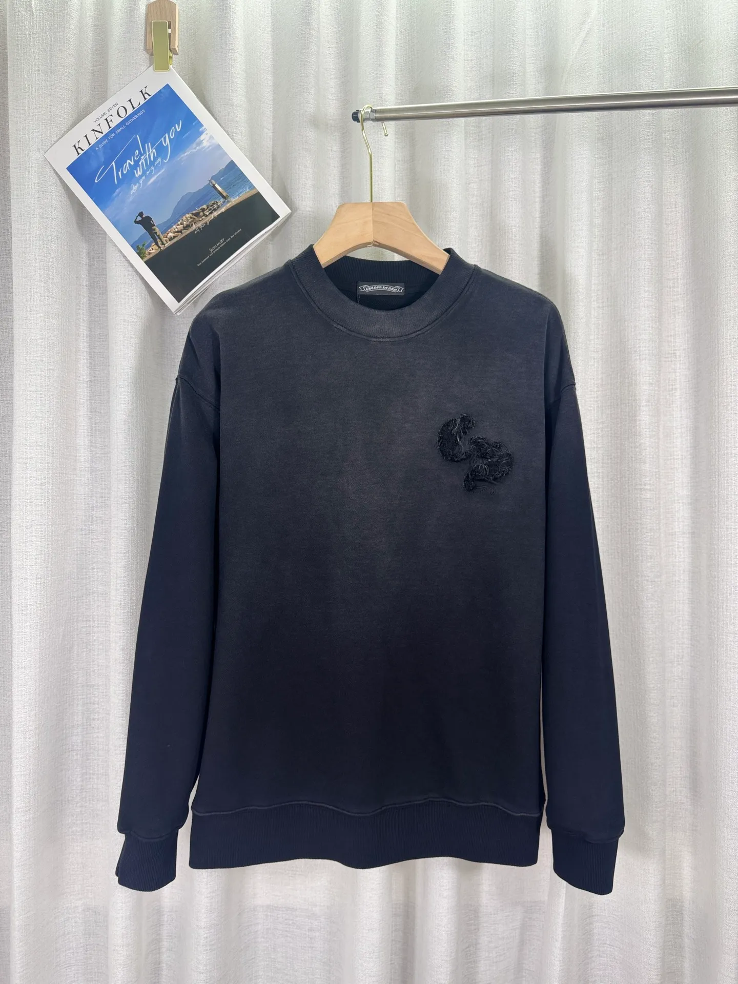 P260 top version, real shot without P, ​​different from market currency) 𝗖𝗵𝗿𝗼𝗺𝗲 𝗛𝗲𝗮𝗿𝘁𝘀/Cro Heart 2025 washed patch embroidery autumn and winter new original single counter American laser burnt 3D three-dimensional color embroidered couple casual sweatshirt 👑The highest version! Customized fabric 430g tripe terry fabric! American acid-washed and distressed original fabric laser burnt ✟appliqué embroidery and exquisite embroidery of letters! The best-selling model in the counter, very comfortable to wear. Accessories: original molded and authenticated collar label➕100% silk wash label. Genuine purchase-grade original hangtag➕matching hanging rope➕3D hanging beads➕original packaging bag. Craftsmanship: The original version has consistent wiring! The highest version of the armhole matching technique! Color: Red Black Size: S M L XL Style No.: 9308
